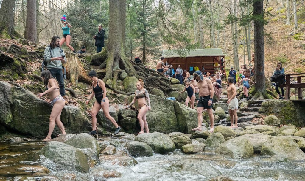 Groep deelnemers van een advanced workshop bij een waterval.