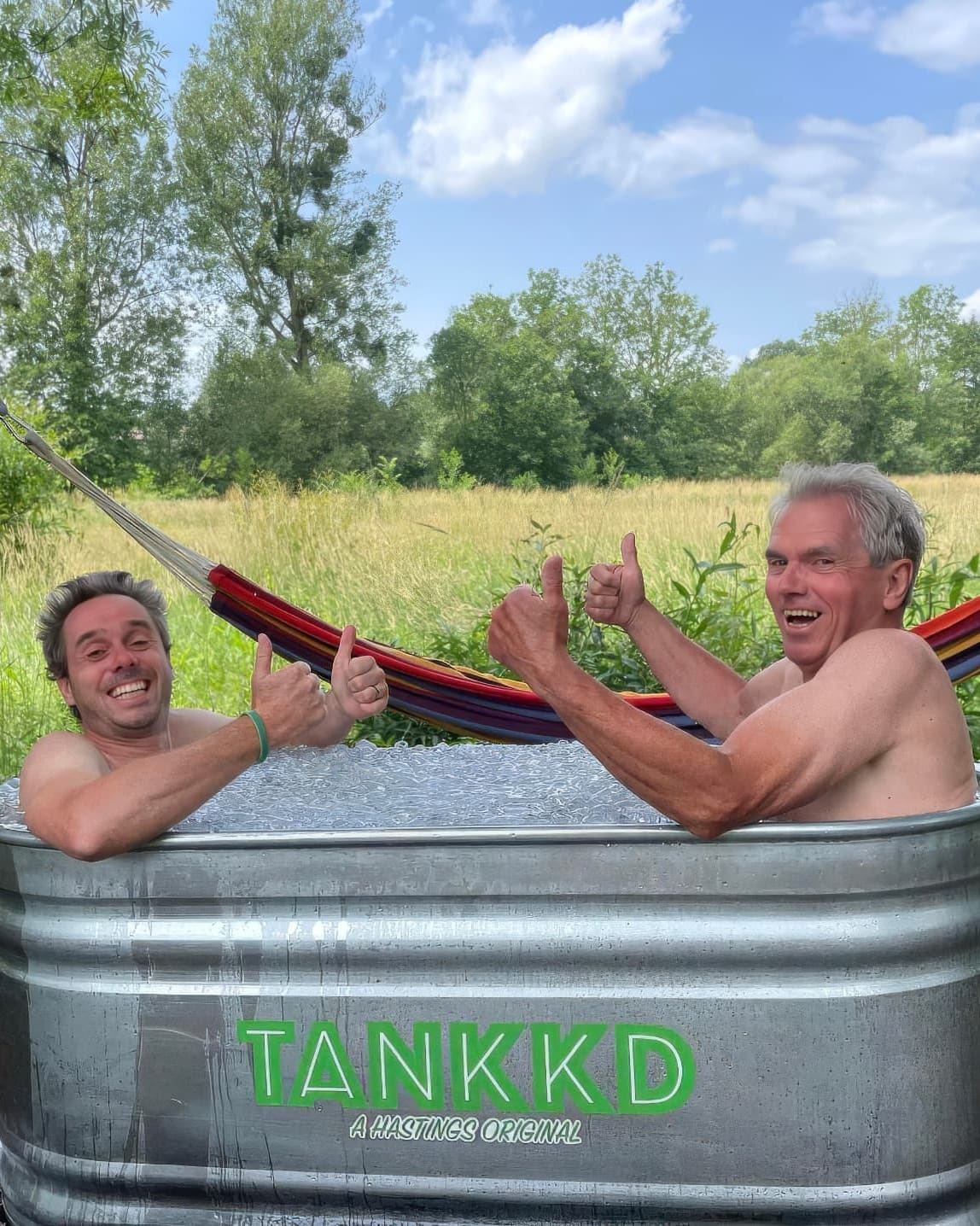 Bart en zijn vader samen in de ijston, duim omhoog.